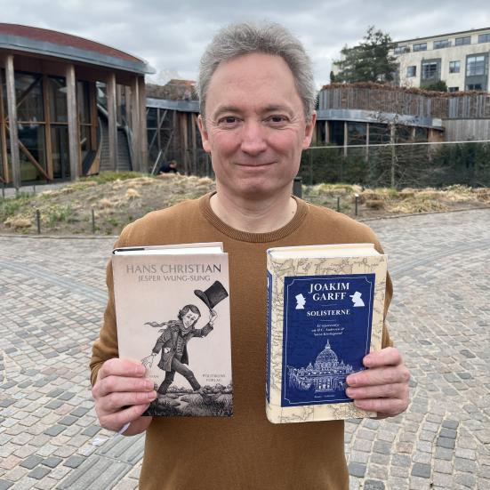 Michael Linde Larsen med de to bøger læseklubben skal læse