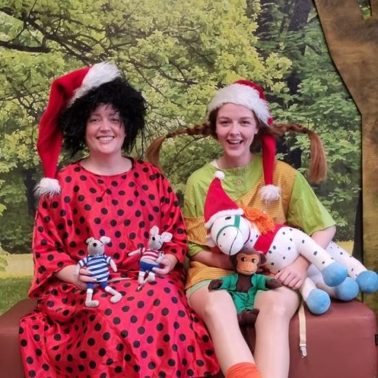 Bibliotekets Pippi og Cirkeline med nissehuer på
