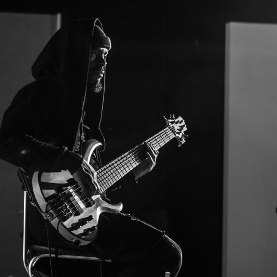 Mand med elguitar - sort/hvid