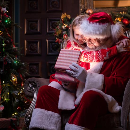 Julemanden med et barn skødet