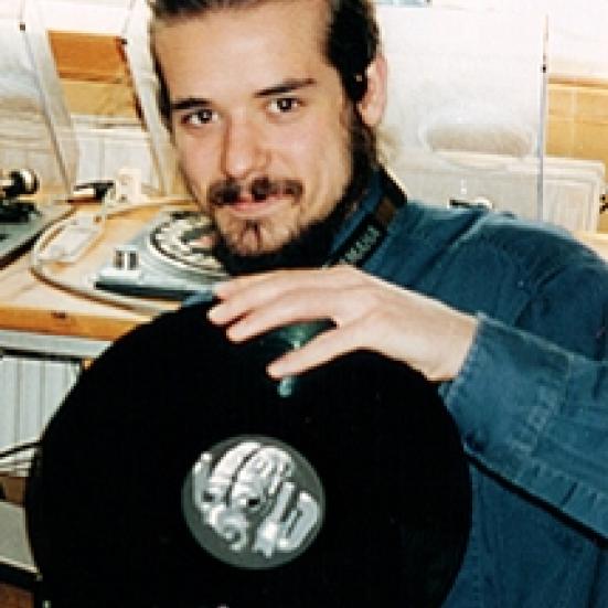 Jannik Juhl der holder LP-plade