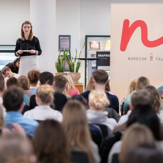 Ung kvinde holder tale