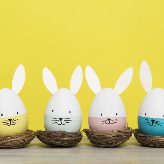 Fire påskeæg pyntet som påskeharer