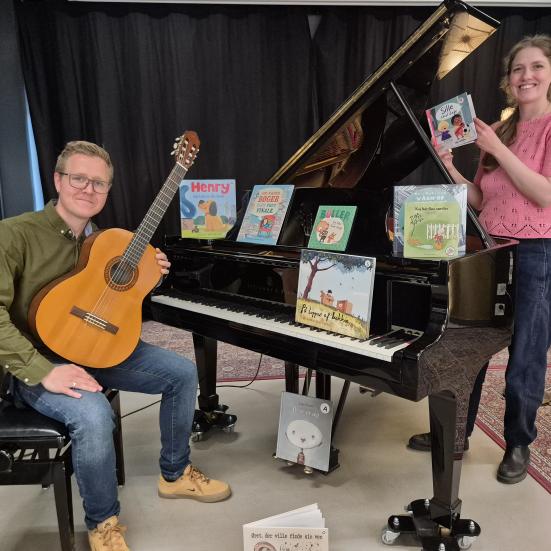 Bibliotekarer med billedbøger og instrumenter