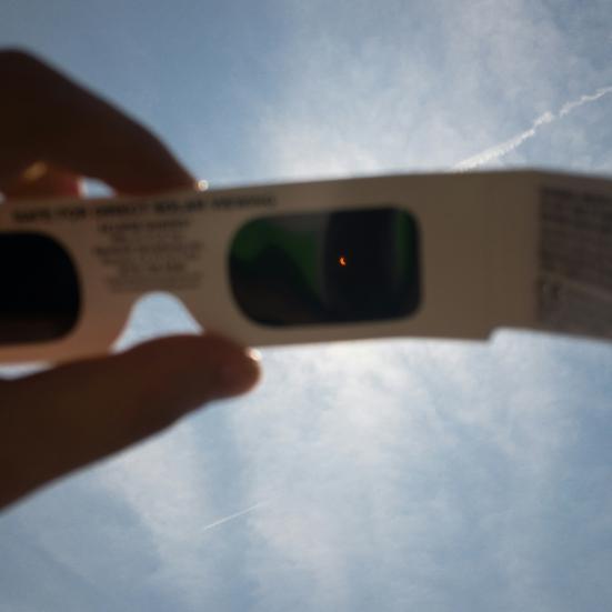 Solformørkelsesbrille der kigger mod solen