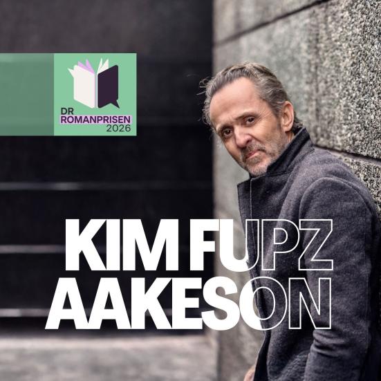 Forfatter Kim Fupz Aakeson læner sig opad en mur