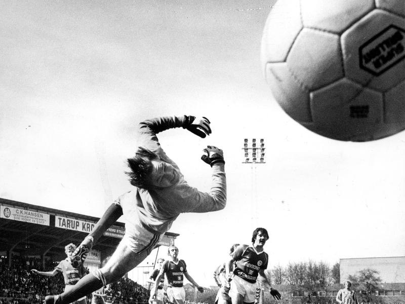 Carsten Reenberg blev præmieret som Årets pressefotograf 1982/1983 for dette pletskud ved et lokalopgør mellem OB og B1909. OB’s Allan Hansen scorede mod B1909’s målmand Claus Toppel (Carsten Reenberg fot., Stadsarkivet). 
