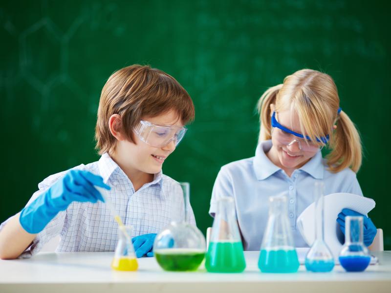 Børn i laboratorie