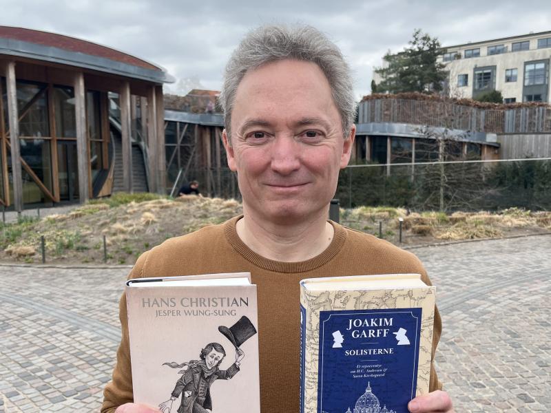 Michael Linde Larsen med de to bøger læseklubben skal læse