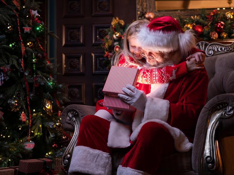 Julemanden med et barn skødet