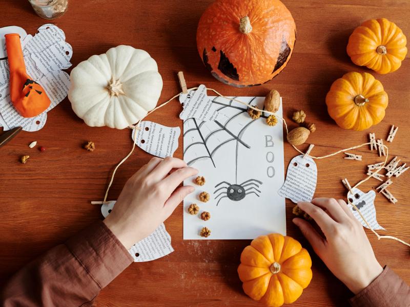 Et par hænder, der laver krea til halloween