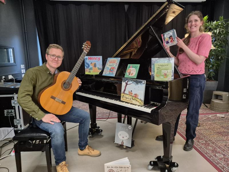 Bibliotekarer med billedbøger og instrumenter