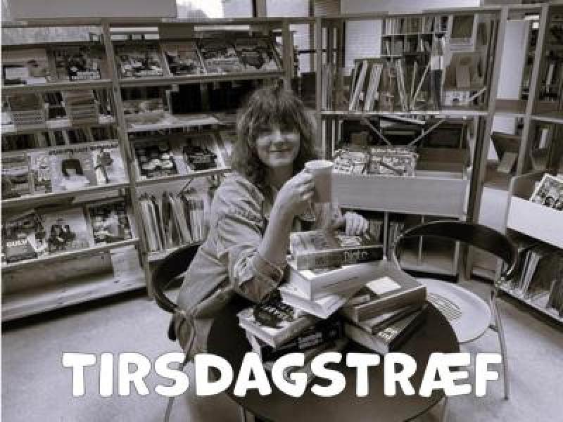 Bibliotekar med bøger og kaffe