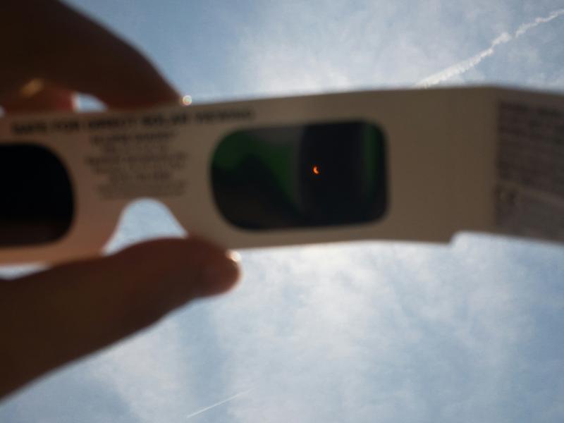 Solformørkelsesbrille der kigger mod solen