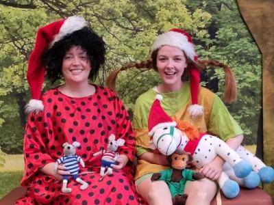 Bibliotekets Pippi og Cirkeline med nissehuer på