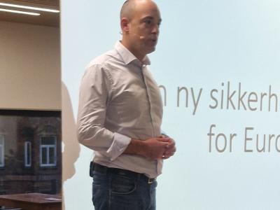 Anders Puck Nielsen foran et lærred