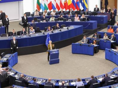 Kvinde på talerstol i parlament