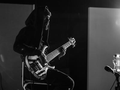 Mand med elguitar - sort/hvid