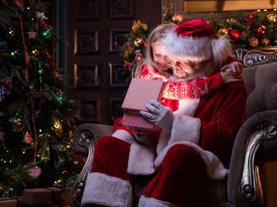 Julemanden med et barn skødet