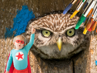 Ugle, der titter frem, en dreng i udklædning og pensler med maling