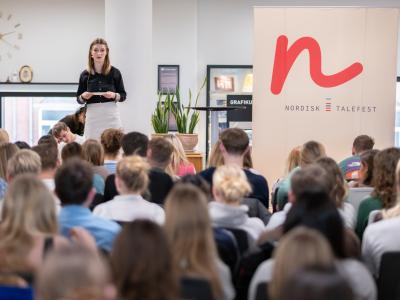 Ung kvinde holder tale