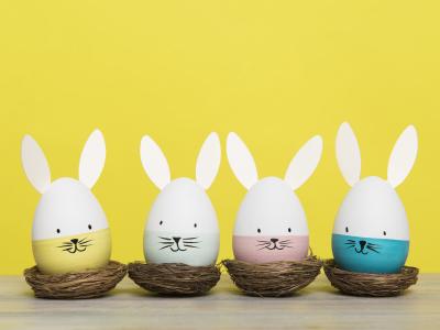 Fire påskeæg pyntet som påskeharer