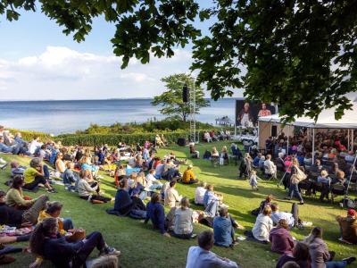 Mennesker i parken til festivalen Louisiana Literature