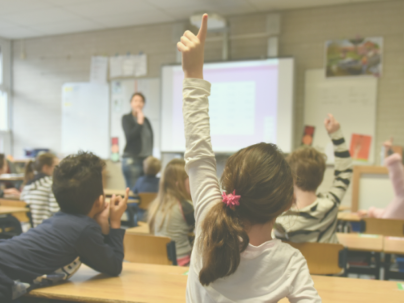 Elever og lærere i et klasselokale