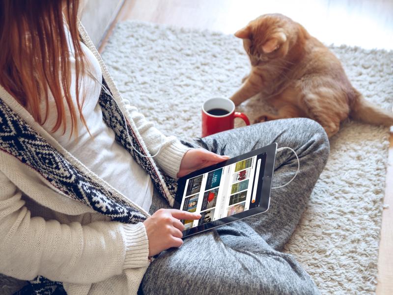 Dame, der læser på en iPad