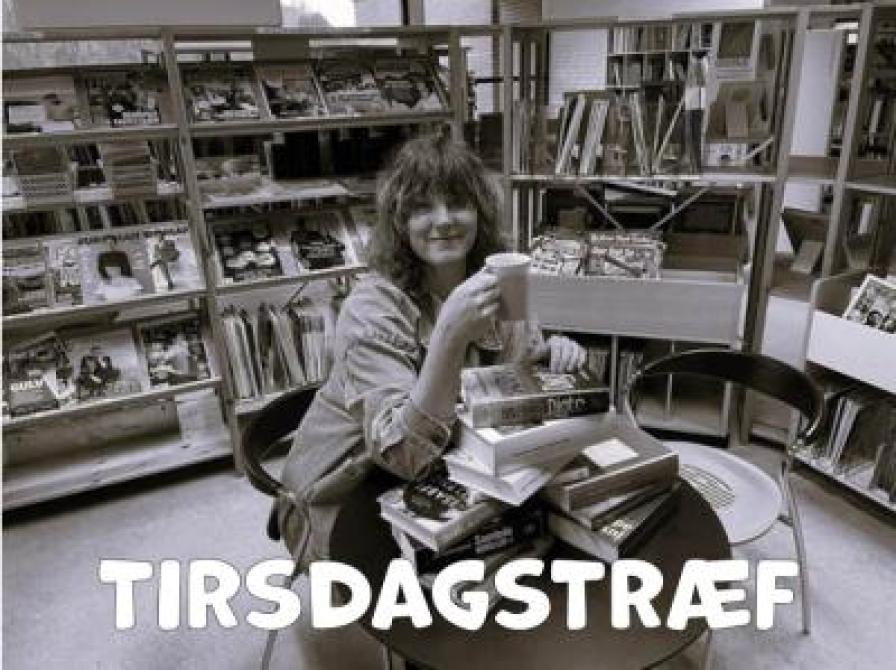 Bibliotekar med bøger og kaffe