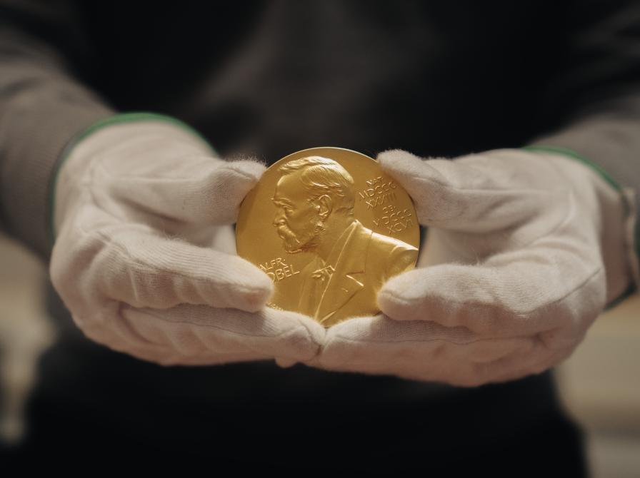 Nobelmedaljen holdes med handsker